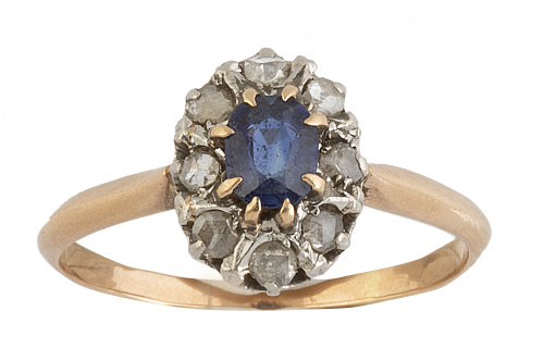 Sortija de pp. S. XX de rosetón oval con zafiro central orl