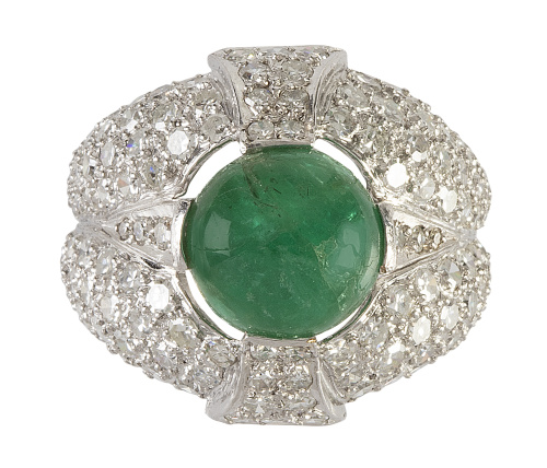 Sortija bombée con cabuchón de esmeralda, entre bandas curv