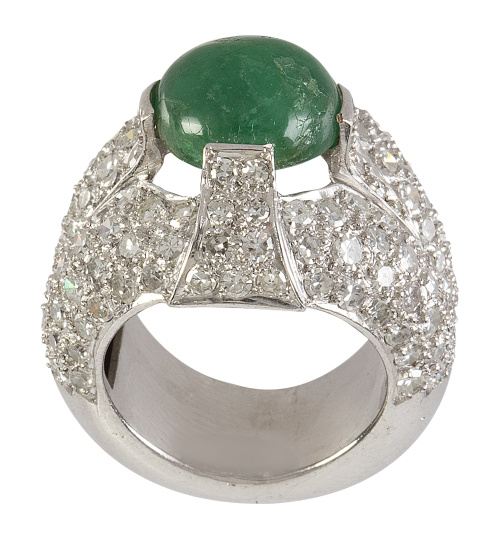 Sortija bombée con cabuchón de esmeralda, entre bandas curv