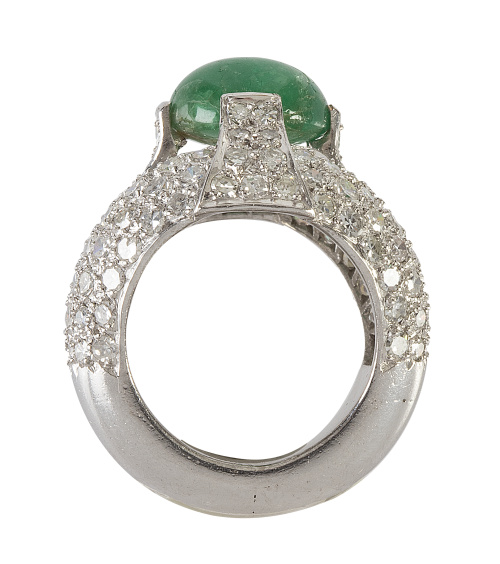 Sortija bombée con cabuchón de esmeralda, entre bandas curv