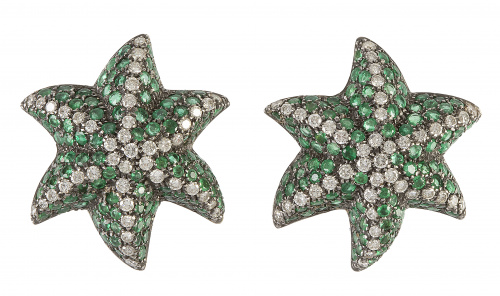 Pendientes estrella de mar cuajados de esmeraldas con línea