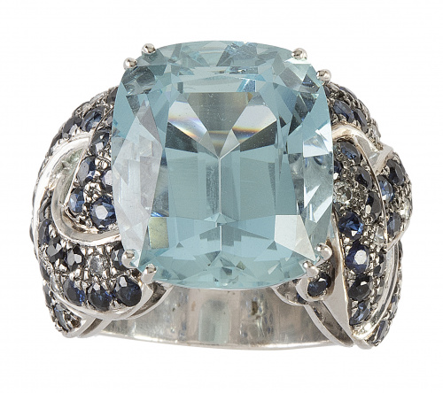 Sortija con gran aguamarina central de intenso color en tal