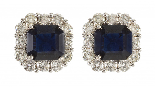 Pendientes con zafiro central orlados de brillantes