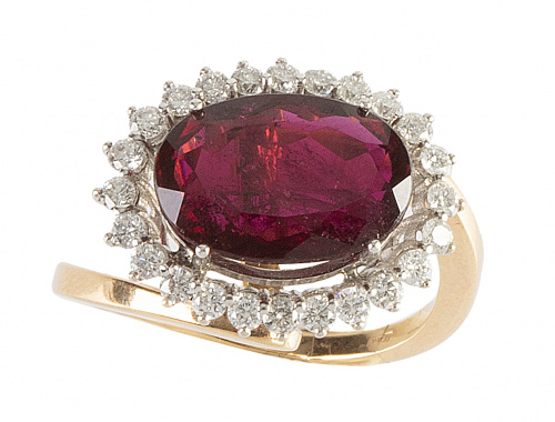 Sortija con turmalina roja oval orlada de brillantes