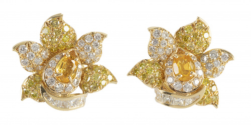 Pendientes con diseño de flor de pétalos de pavé brillantes