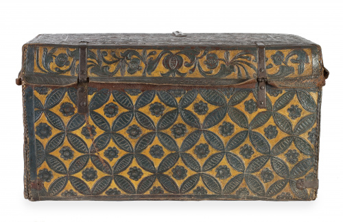 Maleta de viaje o "petaca" con alma de madera encorada, gof