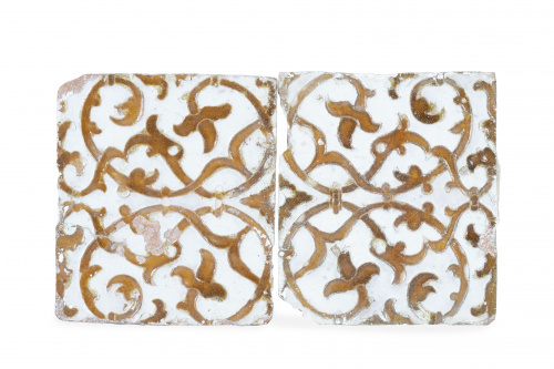 Dos azulejos de arista de cerámica esmaltada en color melad