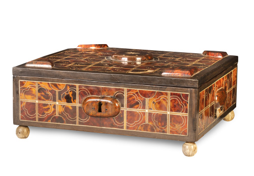 Caja con alma de madera, madera de ébano, carey, hueso y ma