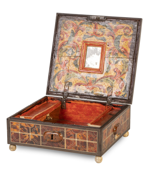 Caja con alma de madera, madera de ébano, carey, hueso y ma