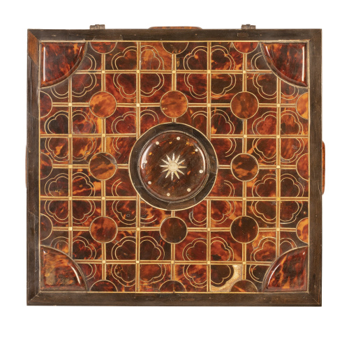 Caja con alma de madera, madera de ébano, carey, hueso y ma