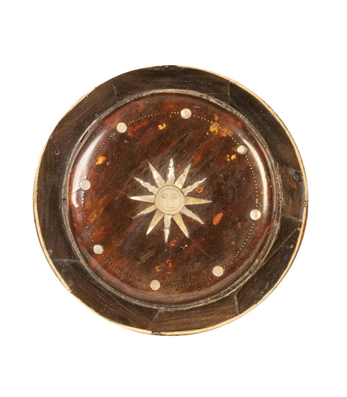 Caja con alma de madera, madera de ébano, carey, hueso y ma