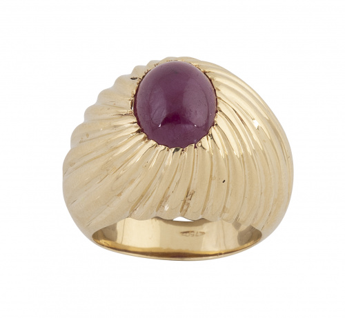 Sortija bombée gallonada y coronada con con cabujón de rubí 