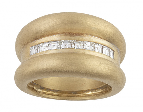 Sortija ancha con línea central de brillantes talla carré e