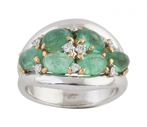 Sortija con seis cabujones de esmeraldas y diez brillantes 