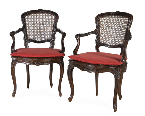 Pareja de sillas de brazos Luis XV "a la reina" de madera t