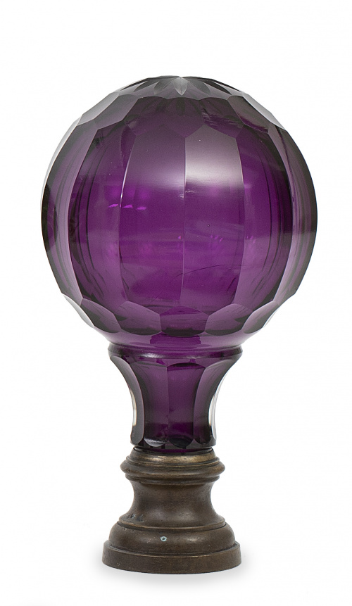 Remate de escalera de cristal morado facetado sobre base de