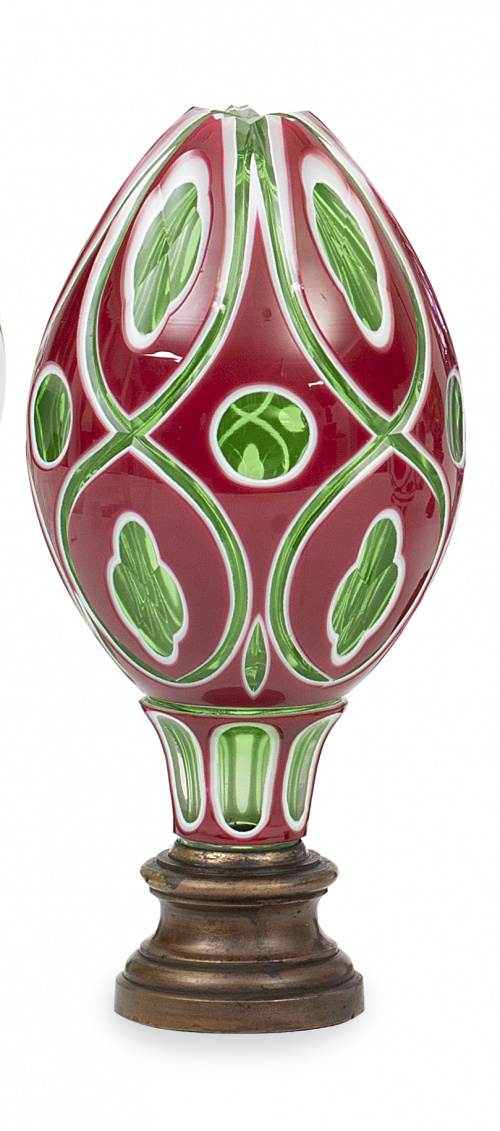 Remate de escalera de cristal rojo y verde con opalina sobr