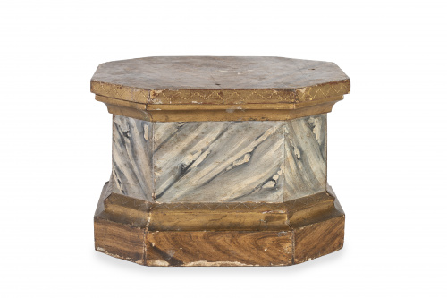 Peana de madera tallada, policromada y dorada.S. XIX.