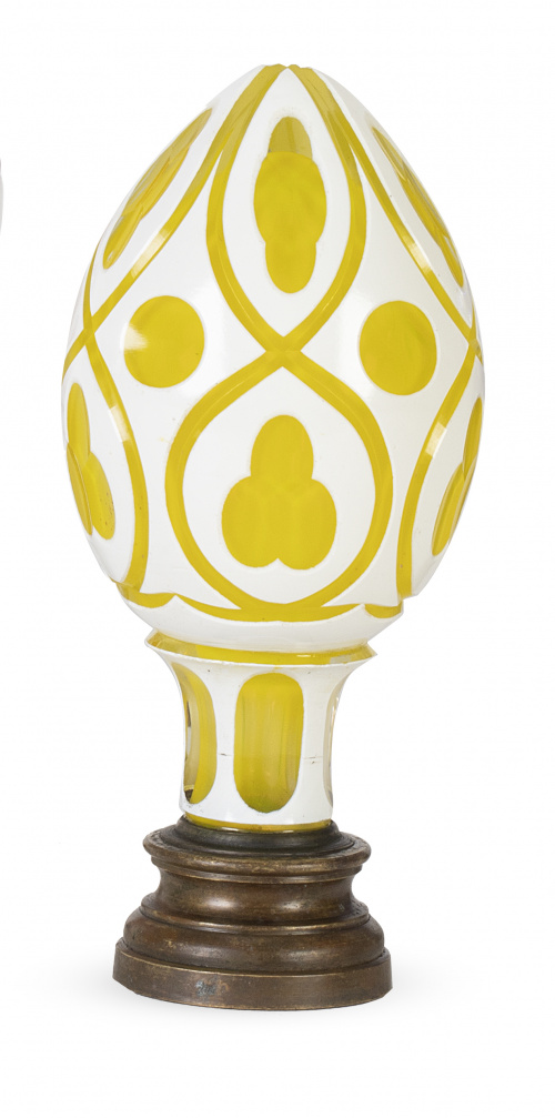 Remate de escalera de cristal amarillo y opalina sobre base