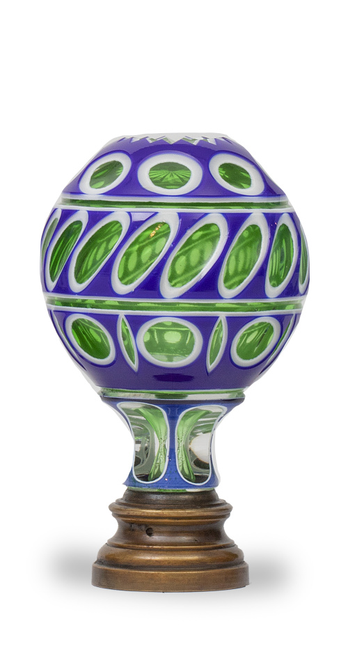 Remate de escalera de cristal azul, verde y blanco, sobre b