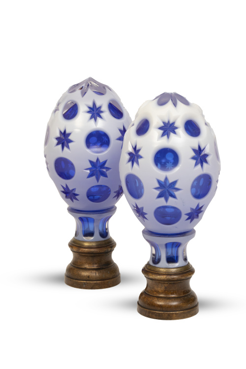 Pareja de remates de escalera en forma de piña de cristal a