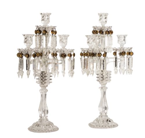 Pareja de candelabros de cristal tallado transparente y mar