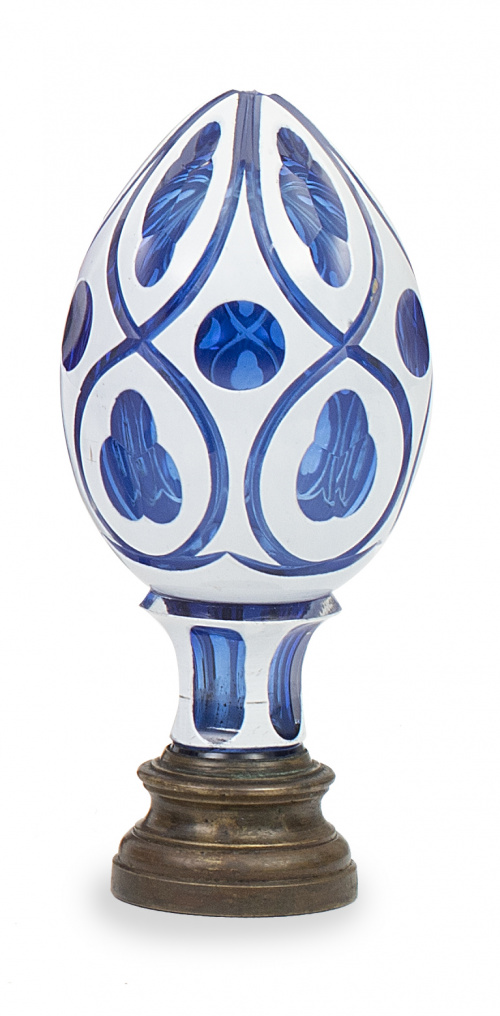 Remate de escalera de cristal azul tallado y opalina sobre 