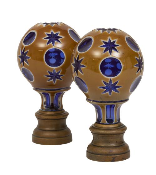 Pareja de remates de escalera de cristal ámbar y azul sobre