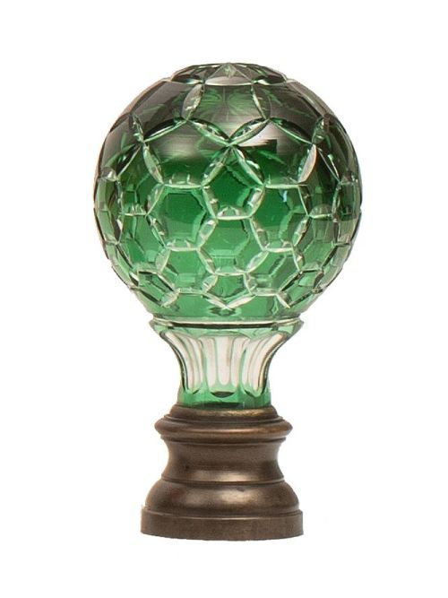 Remate de escalera de cristal verde facetado sobre base de 