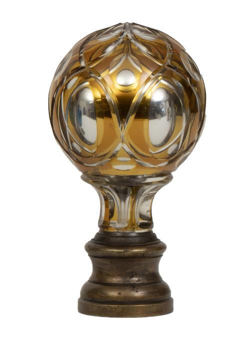 Remate de escalera de cristal ámbar y espejo sobre base de 