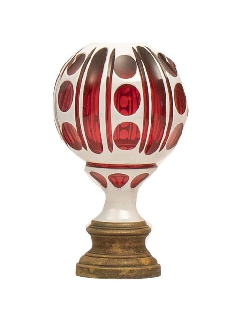 Remate de escalera de cristal granate y opalina con decorac