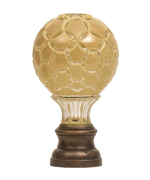 Remate de escalera de cristal beige sobre base de metal.P