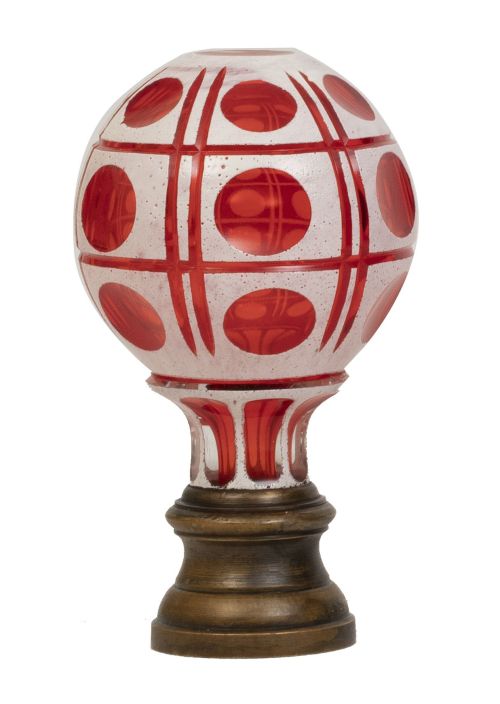 Remate de escalera de cristal rojo y opalina sobre base de 