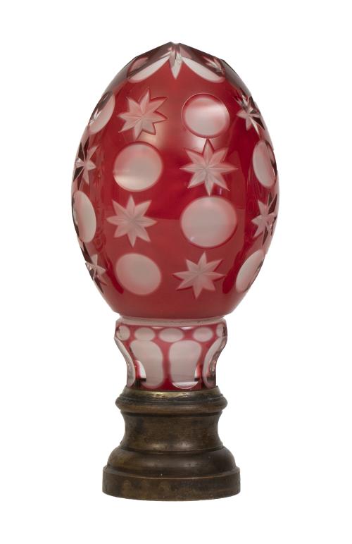 Remate de escalera en forma de piña de cristal rojo y opali