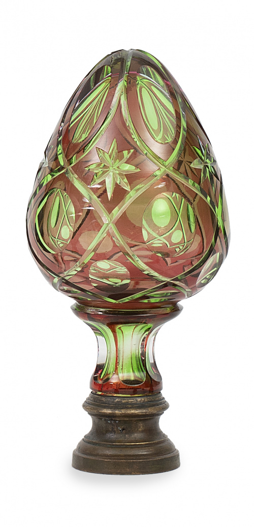 Remate de escalera de cristal verde y rojo con decoración d