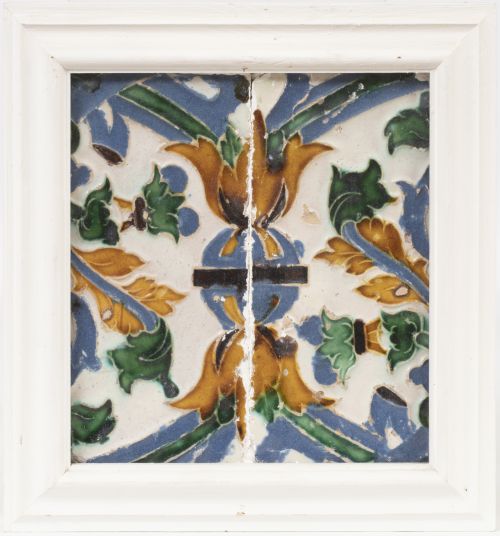 Dos azulejos de arista de tabla de cerámica esmaltada, con 