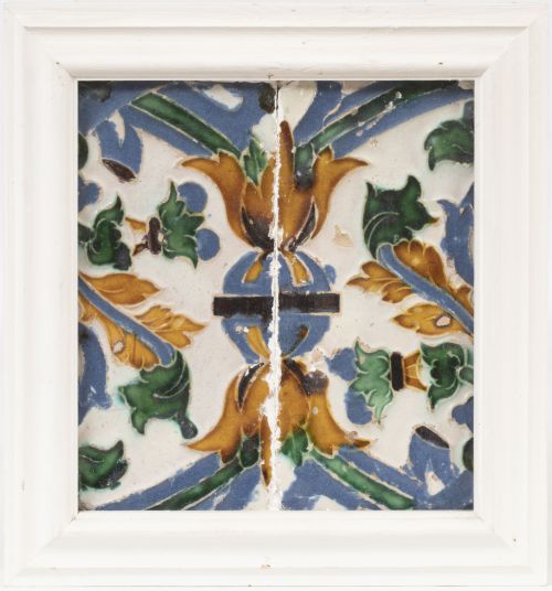 Dos azulejos de arista de tabla de cerámica esmaltada, con 