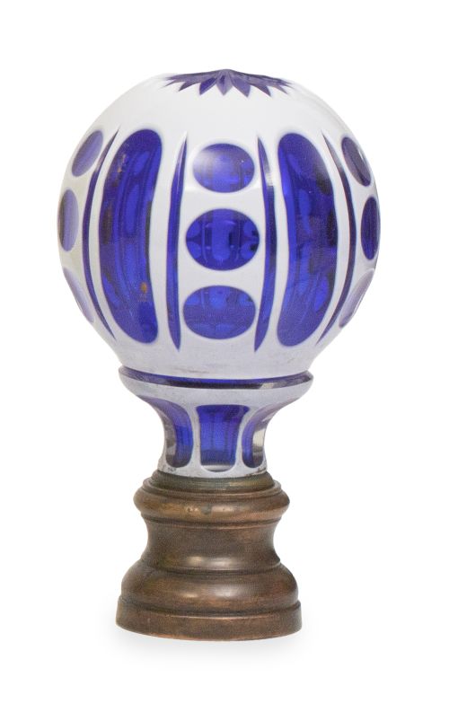 Remate de escalera de cristal azul y opalina con círculos y