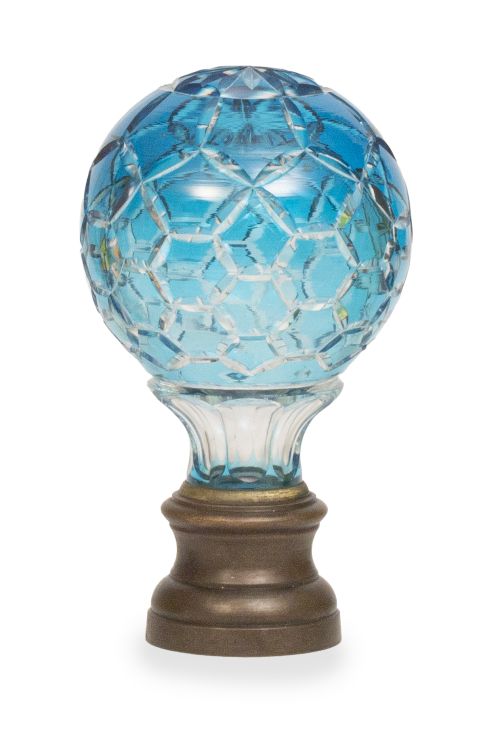 Remate de escalera de cristal transparente y azul, sobre ba