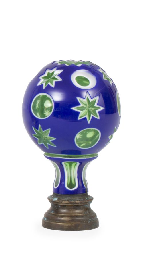 Remate de escalera de cristal verde, azul y opalina con cír