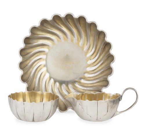 Lote de: cremera, azucarero y cuenco de metal plateado y do