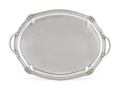 Bandeja oval de plata con asas, decorada con hojas. Con mar