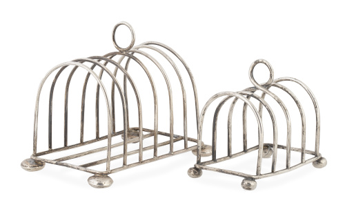 Dos porta tostadas, uno de plata. Con marcas. Dionisio Garc