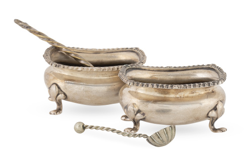 Dos saleros de plata de estilo Jorge III, con marcas.S. X