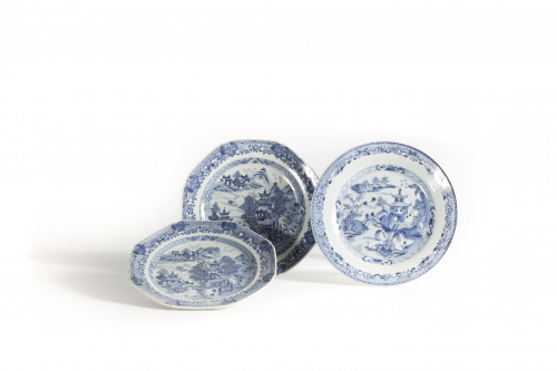 Pareja de platos octogonales de porcelana esmaltada en azul