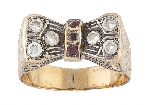 Sortija chevalier con diseño de lazo, de zafiros blancos y 