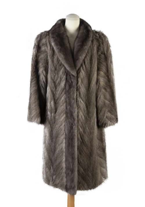 Abrigo largo vintage de piel de visón gris con cortes en fo