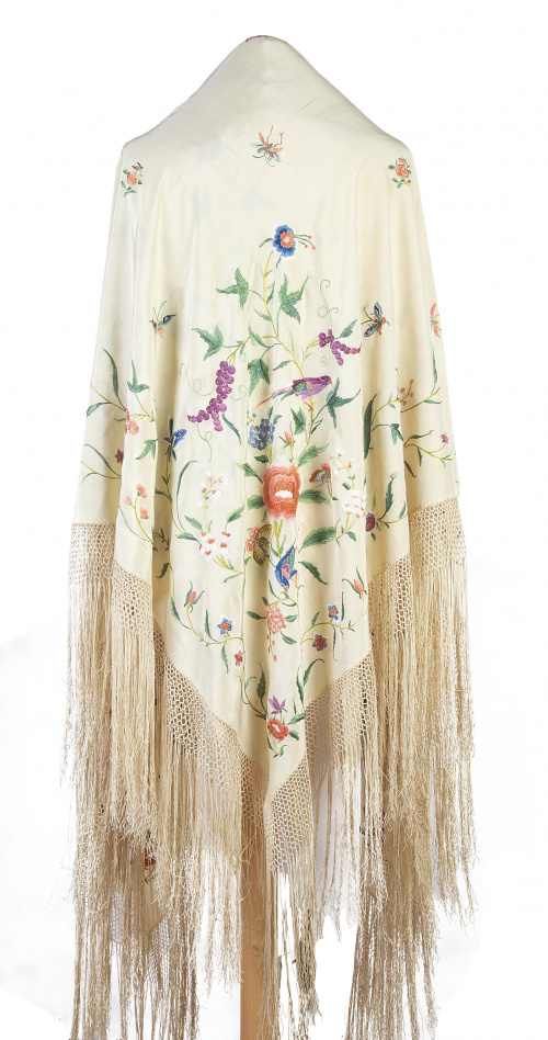 Mantón de Manila en seda amarilla bordada en hilos de color