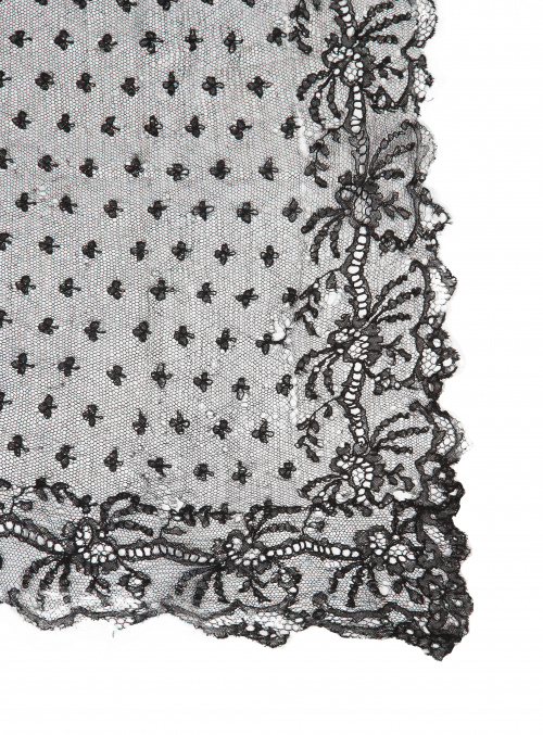 Mantilla rectangular de chantilly negro.h. 1890.