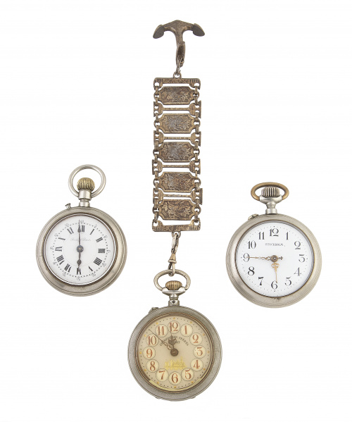 Lote de tres relojes de metal plateado de pp S. XX